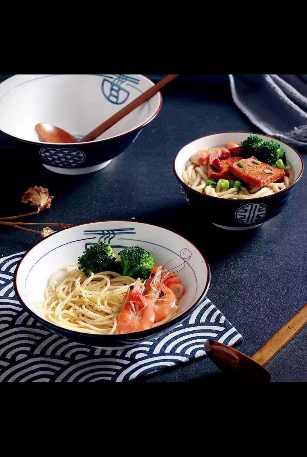 Japanese Style Ceramic Ramen Bowl with Traditional Pattern, Blue and White Porcelain Noodle Bowl, 19cm Diameter, 7cm Height