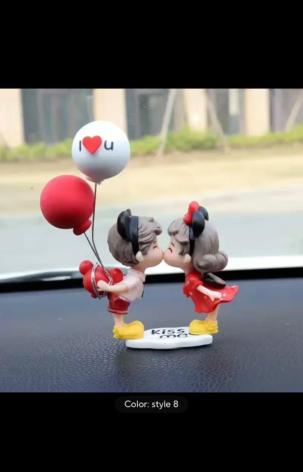 Cartoon Resin Couples Figurine, Cute Lovers Kissing Ornament with Balloon, Car Dashboard Office Desktop Home Decor, Miniature Statue