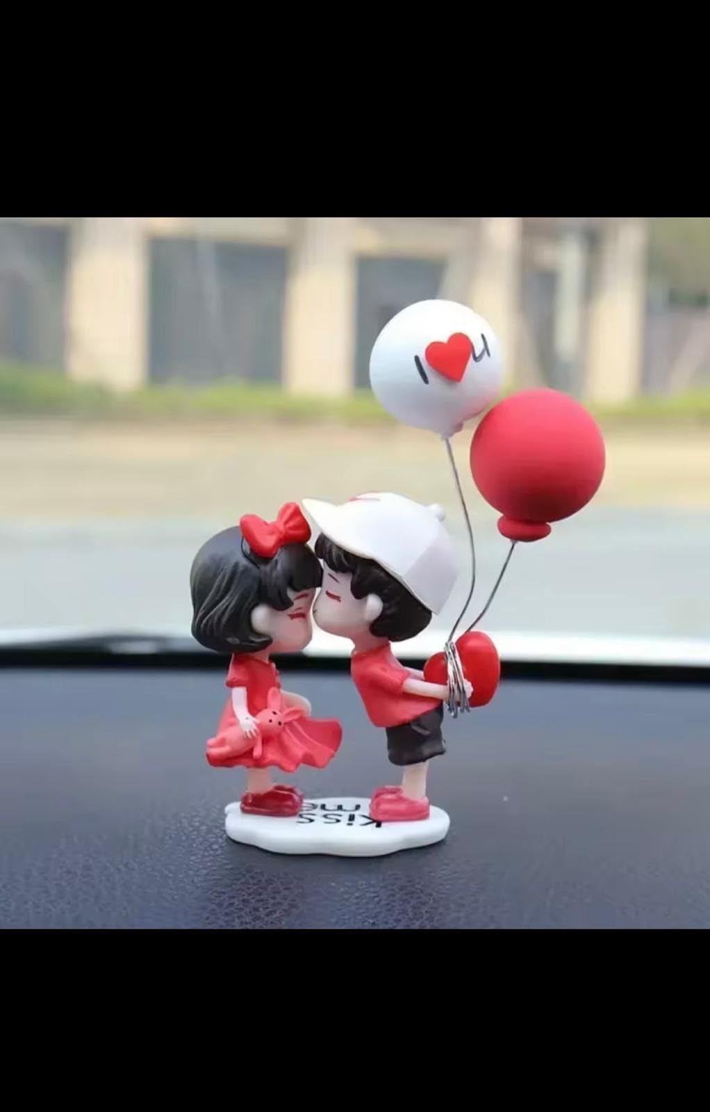 Cartoon Resin Couples Figurine, Cute Lovers Kissing Ornament with Balloon, Car Dashboard Office Desktop Home Decor, Miniature Statue